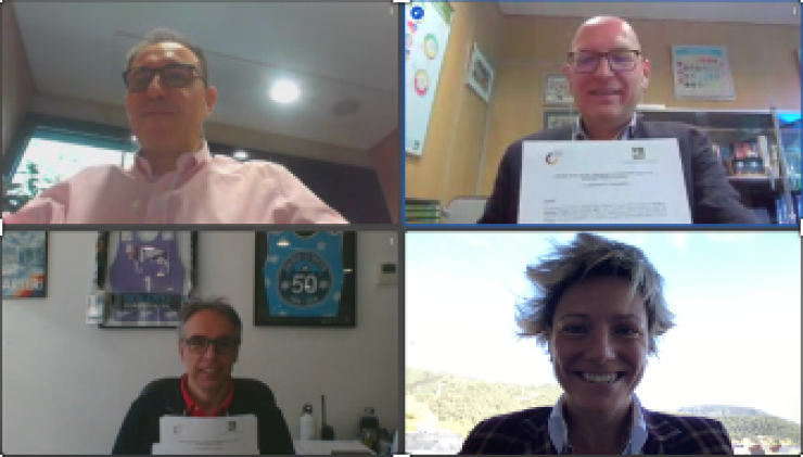 Un moment de la signatura de l'acord entre les dues parts.